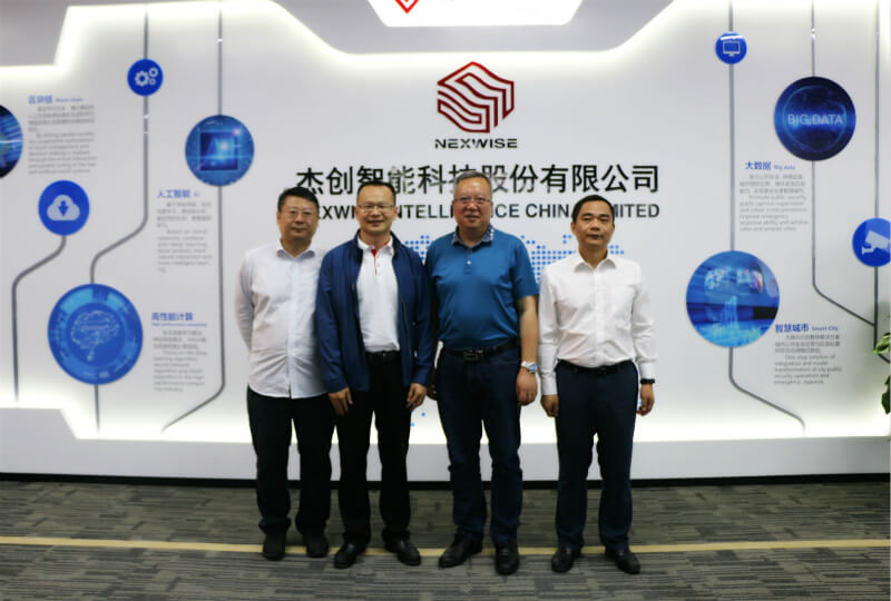 1525961643245969.jpg 180424合影_meitu_1.jpg